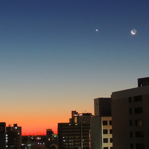 1/29 朝焼けグラデーションの月と金星