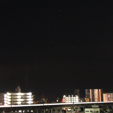 夕空に土星・火星・スピカが「く」の字を描く風景