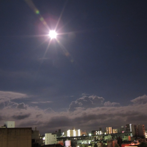 まるで昼のような満月夜空