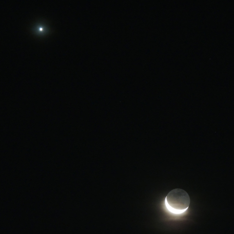 寄り添う逆三日月と明けの明星