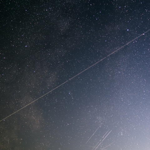 紫金山・アトラス彗星とスターリンク・フレア