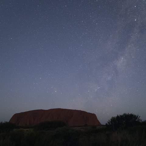 ウルルの日没 昇るさそり座と天の川