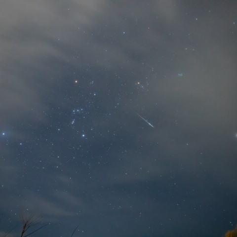 雲間に流れたふたご座流星群