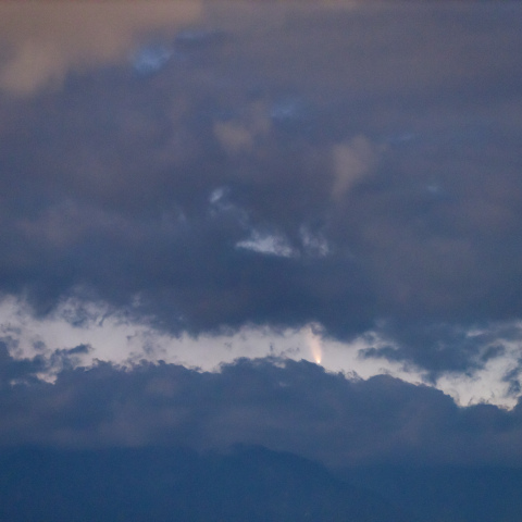 雲間の紫金山・アトラス彗星