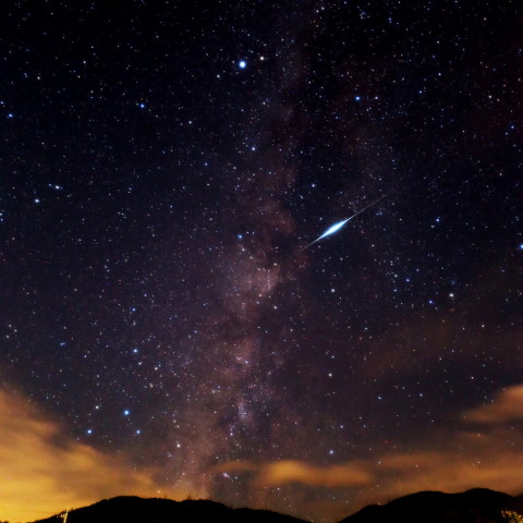 梅雨の晴れ間の天の川とイリジウムフレア