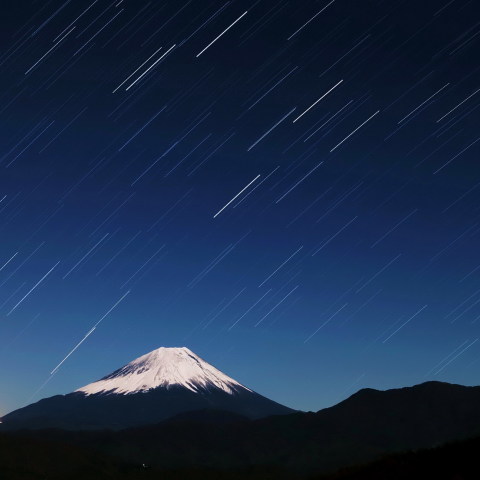月光に輝く富士と星々
