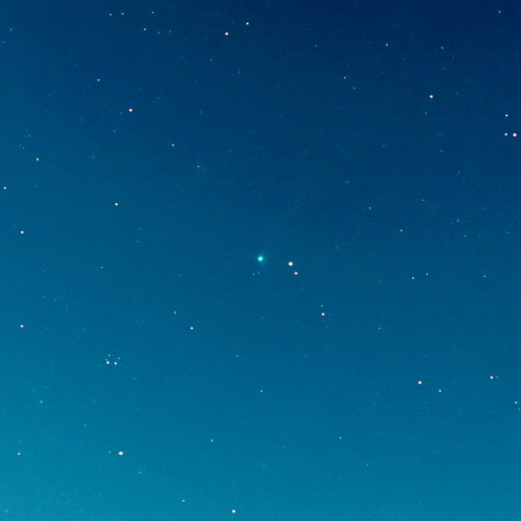 月明かりの中で輝くカタリナ彗星