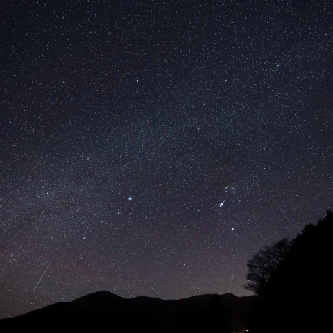 冬の銀河と流星