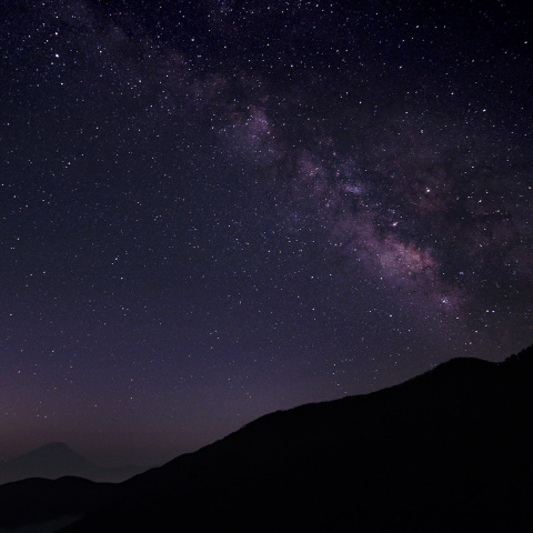 遠くに霞む富士山と天の川