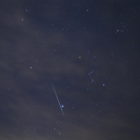 雲間に流れるふたご座流星群（2017年）