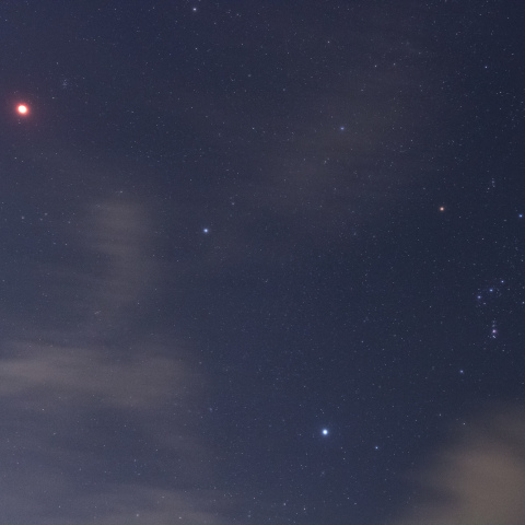 赤銅色の月と冬の大三角