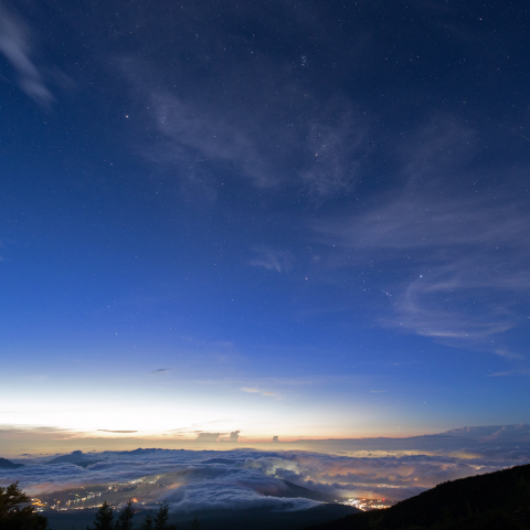 夜明けの空を切り裂くペルセ群火球