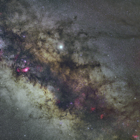 輝く夏銀河とアンタレス付近