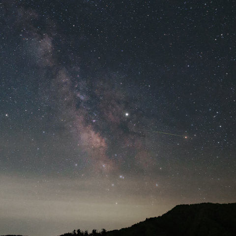 天の川とさそり射る流星