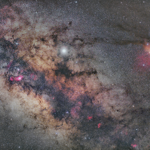 輝く夏銀河とさそり座のカラフル星雲