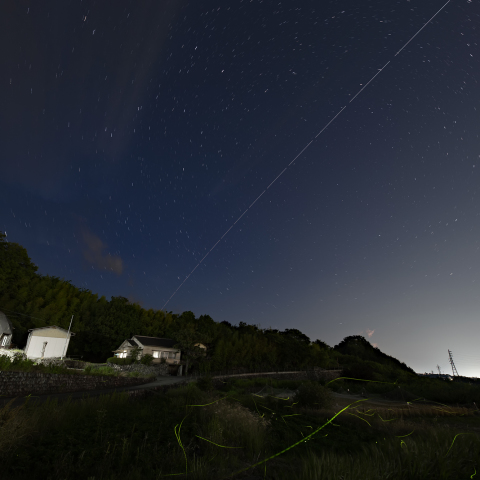 北天を行くISSとホタル