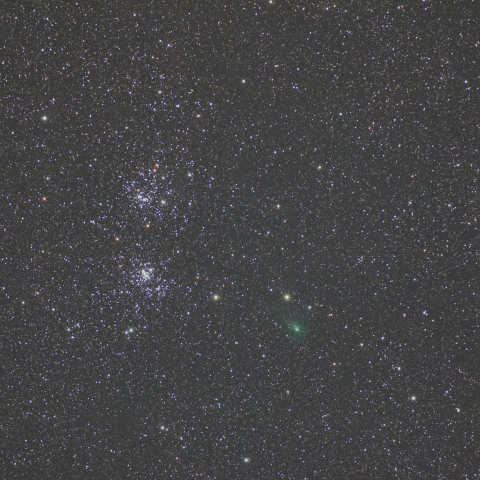 二重星団の脇を通過していくパンスターズ彗星