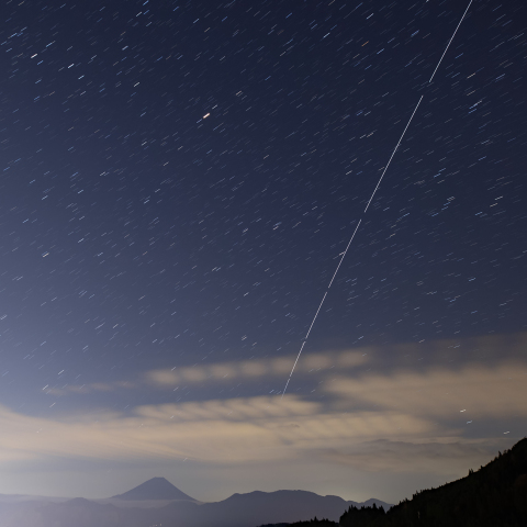 富士山の横を行くISS