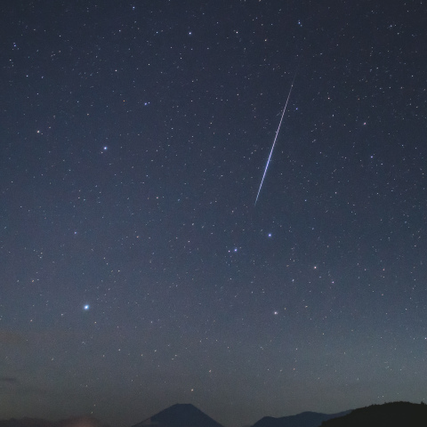 富士山の上に落ちる