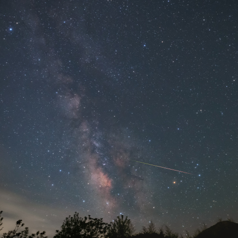 夏の天の川と蠍射る流星