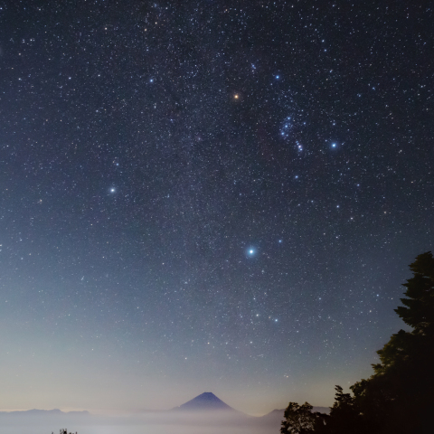 富士山の上に広がる満天の星