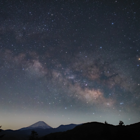 富士山の上を流れる天の川