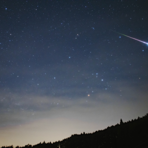 春の夜空切り裂く火球