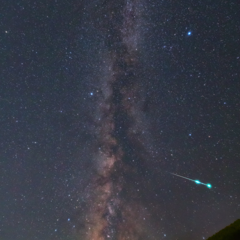 夏の天の川と火球