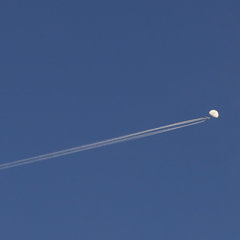 月と飛行機、飛行機雲