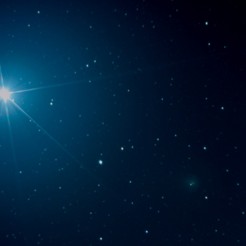 ベガに接近するポン・ブルックス彗星