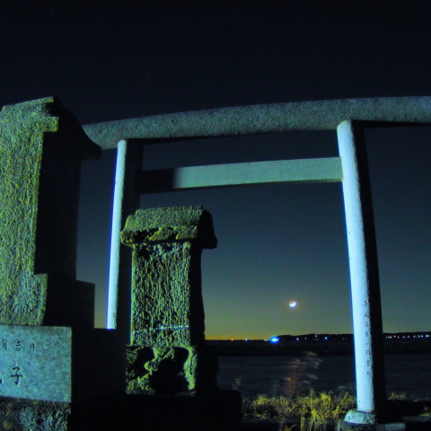 湖上に浮かぶ月齢2.9 & 土星