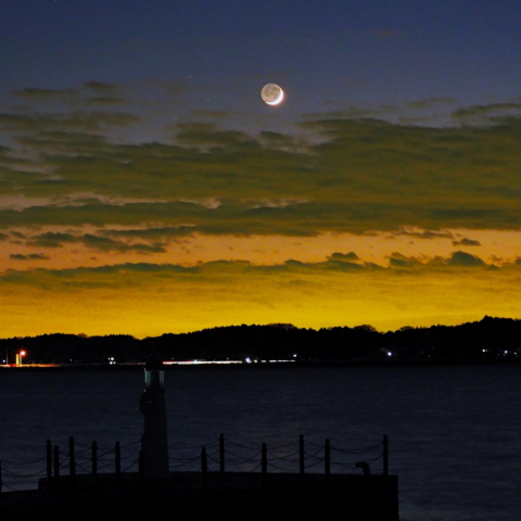 冬至2025の月齢2.3と地球照