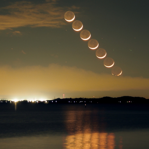 湖畔に沈む月齢2.6