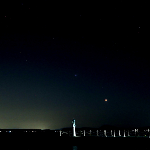 湖畔に沈む月齢1.6, 金星 & 木星