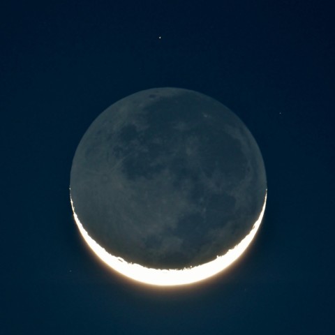 月齢2.9と薄明中の地球照