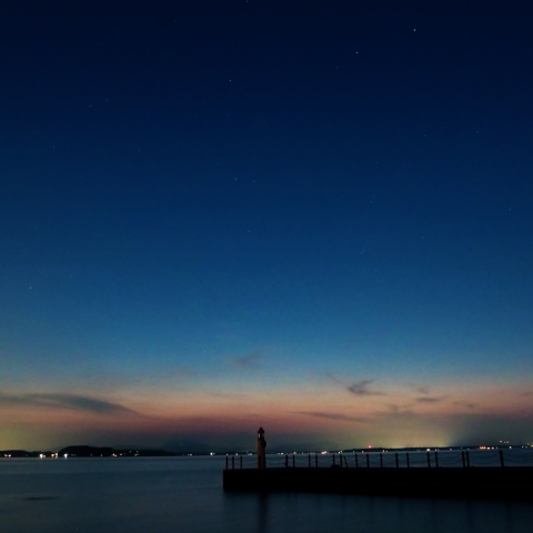 湖上薄明中のネオワイズ彗星