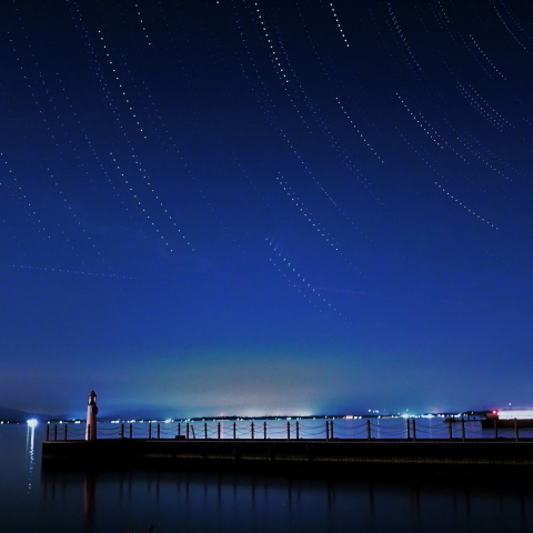 湖上のネオワイズ彗星