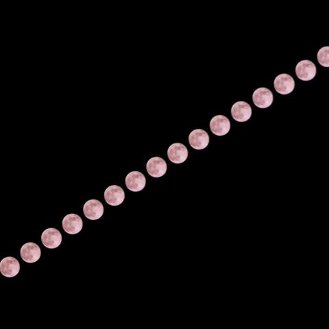 昇るピンクムーン