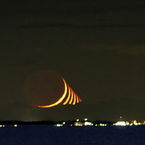 湖上の月齢1.9月没