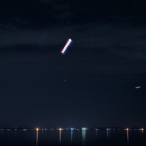 湖上の部分月食