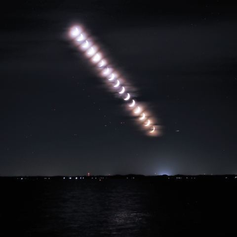 湖上に沈む月齢4.1