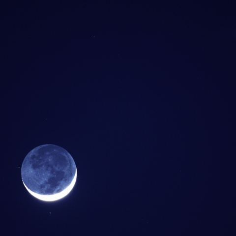 月齢2.1と金星の接近