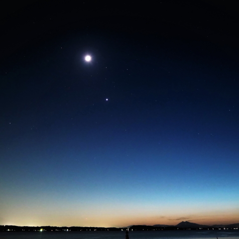 湖上の月齢4.8 金星 火星