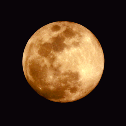 スノームーン(月齢 13.7)