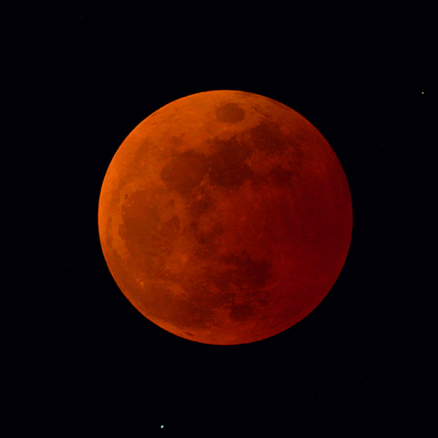 皆既月食（食分 1.36）