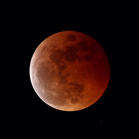 皆既月食（ 食分 1.01）