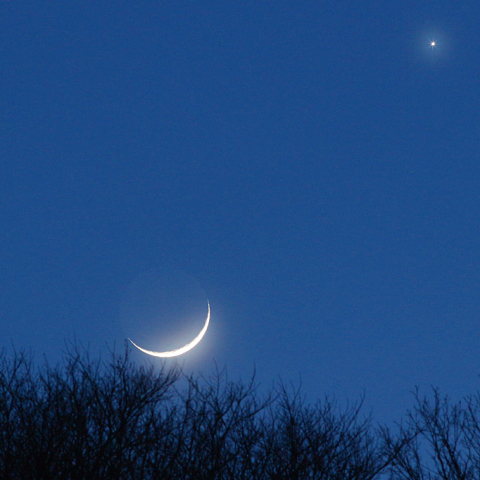 雲間の1ミリ　～月と金星のランデブー～