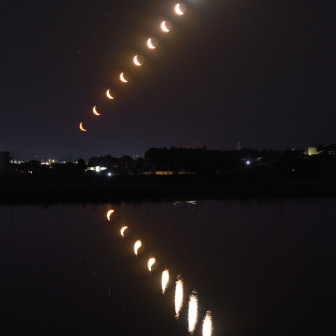 水面に映る月と土星