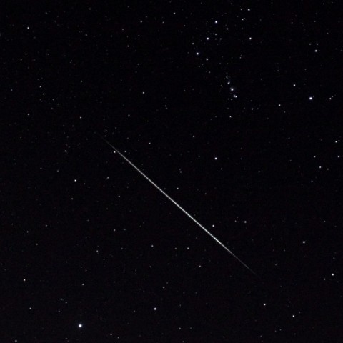 夜空を切り裂く“ふたご座流星”