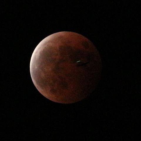 皆既月食と飛行船